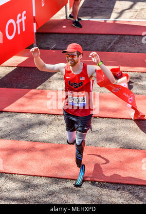 Londra, UK, 22 aprile 2018. Brian Reynolds (USA) Mondo finito Para atletica Marathon World Cup durante il 2018 denaro Virgin London marathon di domenica, 22 aprile 2018. Londra, Inghilterra. Credito: Taka G Wu Credito: Taka Wu/Alamy Live News Foto Stock