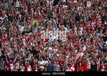 Londra, UK, 22 aprile 2018. Southampton tifosi festeggiare ma le loro celebrazioni sono state di breve durata dopo l obiettivo era non consentito a Emirates FA Cup Semi-Final tra Chelsea e Southampton, allo Stadio di Wembley, Londra, il 22 aprile 2018. * * Questa foto è per il solo uso editoriale** Credito: Paolo Marriott/Alamy Live News Foto Stock