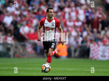 Londra, UK, 22 aprile 2018. Cedric (S) a Emirates FA Cup Semi-Final tra Chelsea e Southampton, allo Stadio di Wembley, Londra, il 22 aprile 2018. * * Questa foto è per il solo uso editoriale** Credito: Paolo Marriott/Alamy Live News Foto Stock