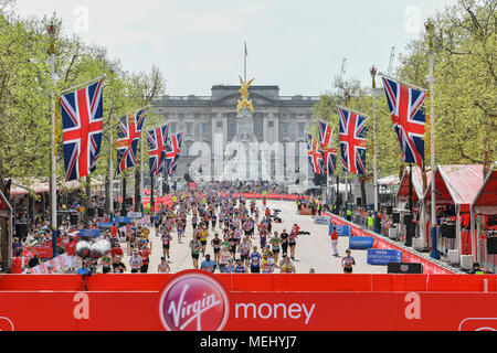 Londra, UK, 22 Aprile 2018: Santa Messa gara approccio guide la finitura al Centro Commerciale di fronte a Buckingham Palace durante il 2018 denaro Virgin London marathon di domenica, 22 aprile 2018. Londra, Inghilterra. Credito: Taka G Wu Foto Stock