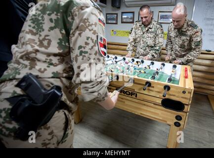 22 aprile 2018, l'Iraq, Erbil: soldati delle forze armate tedesche la riproduzione di calcio durante una visita del Ministro per lo sviluppo Gerd Mueller di dell'Unione sociale cristiana (CSU), il tedesco funzionamento contingenti, nonché la multinazionale "Kurdistan di formazione di centri di coordinamento". Mueller è dando dei colloqui politici in Iraq e si è recato in visita in organizzazioni di aiuto. Foto: Kay Nietfeld/dpa Foto Stock