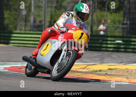 Circuito di Imola, Italia. 21 Aprile 2018: Giacomo Agostini su MV Agusta durante la leggenda del motore Festival 2018 sul circuito di Imola in Italia. Credito: dan74/Alamy Live News Foto Stock