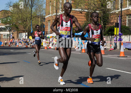 Londra, Regno Unito. Il 22 aprile, 2018. Mary Keitany del Kenya, che ha finito quinto nella donna evento, compete nel 2018 denaro Virgin London Marathon. A causa unseasonably alte temperature di aprile, la trentottesima edizione della gara è stato il più caldo il record con una temperatura di 24.1C registrati in St James Park. Foto Stock