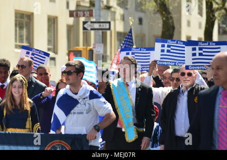 Manhattan, New York, Stati Uniti d'America. 22 apr, 2018. Governatore Andrew M. Cuomo assiste l'indipendenza greca Parade sulla Quinta Avenue in New York City. Credito: Ryan Rahman/Alamy Live News Foto Stock