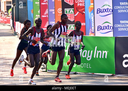 Londra, Regno Unito. 22 apr, 2018. Il denaro VIRGIN LONDON MARATHON 2018 ; #LondonMarathon ; credito guide: Marcin Libera/Alamy Live News Foto Stock