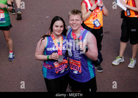 Londra, Regno Unito. Il 22 aprile 2018. Holly e Jack Ramsay, chef Gordon Ramsay gemelli con le loro medaglie dopo aver finito la maratona di Londra azzerando i soldi per Great Ormond Street Hospital. Credito: Elsie Kibue / Alamy Live News Foto Stock