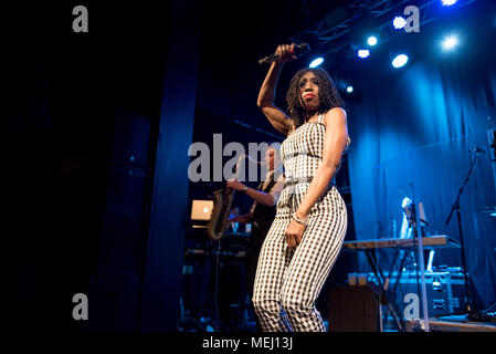 Manchester, Regno Unito. Il 22 aprile 2018. Heather Small, voce di M persone esegue a Manchester Academy 2 22/04/2018 Foto Stock