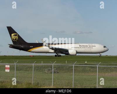 Calgary, Alberta, Canada. 24 Ago, 2016. Un UPS Airlines Boeing 767-300F (N319UP) cargo jet taxi lungo la pista di atterraggio all'Aeroporto Internazionale di Calgary. Credito: Bayne Stanley/ZUMA filo/Alamy Live News Foto Stock