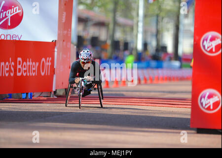 Londra, Regno Unito. 22 apr, 2018. Ryota Yoshida (JPN) attraversando il traguardo sul Mall durante il denaro Virgin London Marathon Uomini gara su sedia a rotelle, il Mall, Londra, Regno Unito. Yoshida finito nel ventiduesimo posto con un tempo di 01:42:46. Credito: Michael Preston/Alamy Live News Foto Stock
