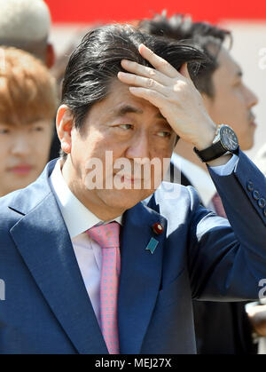 Tokyo, Giappone. Xxi Aprile, 2008. Al ritorno da colloqui con gli Stati Uniti Presidente Donald Trump in Florida, Primo Ministro giapponese Shinzo Abe e sua moglie Akie host a Cherry Blossoms partito di osservazione a Shinjuku Gyoen National Garden nel cuore di Tokyo il Sabato, 21 aprile 2018. Alcuni 17.000 ospiti provenienti da vari settori tra cui sport, cultura e intrattenimento, sono stati invitati al raduno annuale. Credito: Natsuki Sakai/AFLO/Alamy Live News Foto Stock
