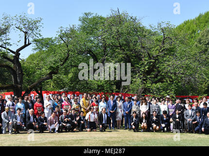 Tokyo, Giappone. Xxi Aprile, 2008. Al ritorno da colloqui con gli Stati Uniti Presidente Donald Trump in Florida, Primo Ministro giapponese Shinzo Abe e sua moglie Akie host a Cherry Blossoms partito di osservazione a Shinjuku Gyoen National Garden nel cuore di Tokyo il Sabato, 21 aprile 2018. Alcuni 17.000 ospiti provenienti da vari settori tra cui sport, cultura e intrattenimento, sono stati invitati al raduno annuale. Credito: Natsuki Sakai/AFLO/Alamy Live News Foto Stock