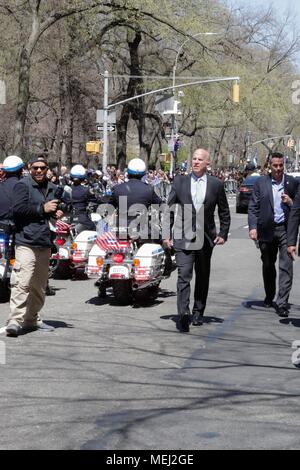 Fifth Avenue, New York, Stati Uniti d'America, 22 Aprile 2018 - Migliaia di popoli nei tradizionali costumi greci, dignitari insieme a New York City il commissario di polizia James P. O'Neill ha partecipato sul 2018 indipendenza greca parata del giorno oggi a New York City. Foto: Luiz Rampelotto/EuropaNewswire | Utilizzo di tutto il mondo Foto Stock