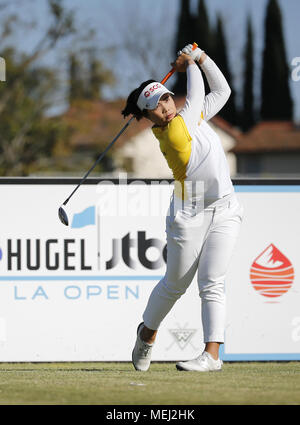 Los Angeles, California, USA. 22 apr, 2018. Moriya Jutanugarn della Thailandia tees off sul diciottesimo foro durante il round finale del HUGEL-JTBC LA aprire LPGA torneo di golf al Wilshire paese su Aprile 22, 2018 a Los Angeles. Moriya Jutanugarn ha vinto la aperta. Credito: Ringo Chiu/ZUMA filo/Alamy Live News Foto Stock