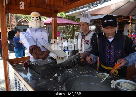 Kunming, Kunming, in Cina. Xxi Aprile, 2018. Kunming, in Cina XXI Aprile 2018: un 'Pigsy' sagomato robot rende fette di noodle presso un ristorante in Kunming, Cina del sud della provincia di Yunnan, Aprile 21st, 2018. Credito: SIPA Asia/ZUMA filo/Alamy Live News Foto Stock