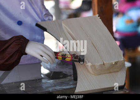 Kunming, Kunming, in Cina. Xxi Aprile, 2018. Kunming, in Cina XXI Aprile 2018: un 'Pigsy' sagomato robot rende fette di noodle presso un ristorante in Kunming, Cina del sud della provincia di Yunnan, Aprile 21st, 2018. Credito: SIPA Asia/ZUMA filo/Alamy Live News Foto Stock