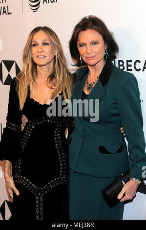 NEW YORK, NY - 19 aprile: attori Sarah Jessica Parker e Jacqueline Bisset assistere ad uno screening di 'Blu notte' durante il 2018 Tribeca Film Festival al teatro SVA on April 19, 2018 in New York City. Foto Stock