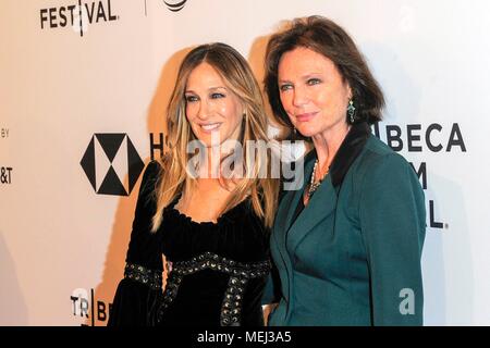 NEW YORK, NY - 19 aprile: attori Sarah Jessica Parker e Jacqueline Bisset assistere ad uno screening di 'Blu notte' durante il 2018 Tribeca Film Festival al teatro SVA on April 19, 2018 in New York City. Foto Stock