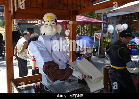 Kunming, Kunming, in Cina. Xxi Aprile, 2018. Kunming, in Cina XXI Aprile 2018: un 'Pigsy' sagomato robot rende fette di noodle presso un ristorante in Kunming, Cina del sud della provincia di Yunnan, Aprile 21st, 2018. Credito: SIPA Asia/ZUMA filo/Alamy Live News Foto Stock