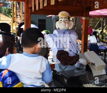 Kunming, Kunming, in Cina. Xxi Aprile, 2018. Kunming, in Cina XXI Aprile 2018: un 'Pigsy' sagomato robot rende fette di noodle presso un ristorante in Kunming, Cina del sud della provincia di Yunnan, Aprile 21st, 2018. Credito: SIPA Asia/ZUMA filo/Alamy Live News Foto Stock