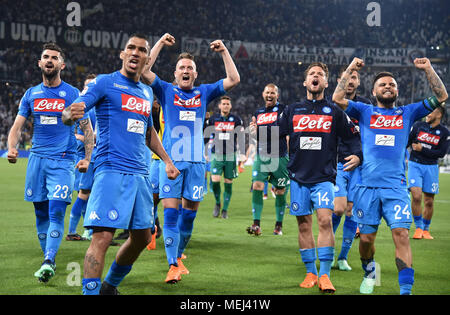 Torino, Italia. 22 apr, 2018. Napoli i giocatori di festeggiare dopo aver vinto la serie di una partita di calcio tra Juventus e Napoli a Torino, Italia, il 22 aprile 2018. Napoli ha vinto 1-0. Credito: Alberto Lingria/Xinhua/Alamy Live News Foto Stock