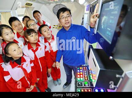 Qinhuangdao, Qinhuangdao, Cina. 23 apr, 2018. Qinhuangdao, Cina-23rd Aprile 2018: gli studenti imparano le conoscenze sulla tecnologia wireless a Qinhuangdao Radio Administration Bureau in Qinhuangdao, nel nord della Cina di nella provincia di Hebei, Aprile 23rd, 2018, marcatura prossimi China spazio giorno che cade il 24 aprile. Credito: SIPA Asia/ZUMA filo/Alamy Live News Foto Stock