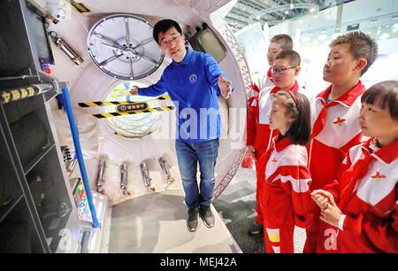 Qinhuangdao, Qinhuangdao, Cina. 23 apr, 2018. Qinhuangdao, Cina-23rd Aprile 2018: gli studenti imparano le conoscenze sulla tecnologia wireless a Qinhuangdao Radio Administration Bureau in Qinhuangdao, nel nord della Cina di nella provincia di Hebei, Aprile 23rd, 2018, marcatura prossimi China spazio giorno che cade il 24 aprile. Credito: SIPA Asia/ZUMA filo/Alamy Live News Foto Stock