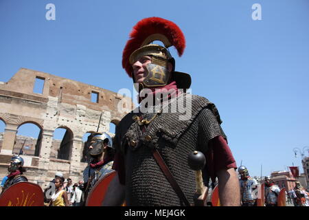 Roma, Italia. 22 apr, 2018. 2771 Compleanno - nascita di Roma le celebrazioni dal Colosseo, Roma, Italia, il 22 aprile, 2018 Credit: Gari Wyn Williams/Alamy Live News Foto Stock