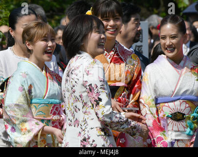 Tokyo, Giappone. Xxi Aprile, 2008. Al ritorno da colloqui con gli Stati Uniti Presidente Donald Trump in Florida, Primo Ministro giapponese Shinzo Abe e sua moglie Akie host a Cherry Blossoms partito di osservazione a Shinjuku Gyoen National Garden nel cuore di Tokyo il Sabato, 21 aprile 2018. Alcuni 17.000 ospiti provenienti da vari settori tra cui sport, cultura e intrattenimento, sono stati invitati al raduno annuale. Credito: Natsuki Sakai/AFLO/Alamy Live News Foto Stock