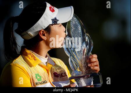 Los Angeles, Stati Uniti d'America. 22 apr, 2018. Moriya Jutanugarn della Thailandia bacia il trofeo dopo aver vinto il HUGEL-JTBC LA aprire LPGA torneo di golf al Wilshire paese su Aprile 22, 2018 a Los Angeles, negli Stati Uniti. Credito: Zhao Hanrong/Xinhua/Alamy Live News Foto Stock