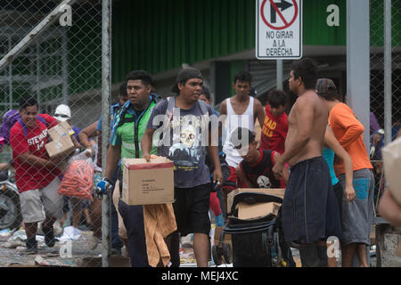 22 aprile 2018, Nicaragua, Managua: Residenti saccheggiare un supermercato. Vi sono stati numerosi saccheggi nella capitale del Nicarague nel corso del già a sei giorni di proteste in corso contro il governo sotto il Daniel Ortega nonché la sua controversa riforma sociale. Foto: Carlos Herrera/dpa Foto Stock