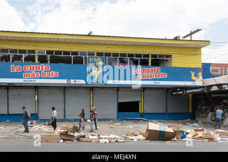 22 aprile 2018, Nicaragua, Managua: un supermercato distrutto dopo i residenti hanno razziato. Vi sono stati numerosi saccheggi nella capitale del Nicarague nel corso del già a sei giorni di proteste in corso contro il governo sotto il Daniel Ortega nonché la sua controversa riforma sociale. Foto: Carlos Herrera/dpa Foto Stock