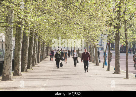 Londra REGNO UNITO. Il 23 aprile 2018. Meteo REGNO UNITO: mattina pendolari a piedi nel sole di primavera in giù il centro commerciale su una bella mattina di sole come scie di Londra per le temperature dello scambiatore di calore Credito: amer ghazzal/Alamy Live News Foto Stock