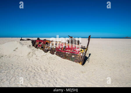 21 aprile 2018, Germania, Norderney: un naufragio nella sabbia. Il relitto, che si trova all'estremità orientale dell'isola, può essere raggiunto a piedi. Foto: Lino Mirgeler/dpa Foto Stock