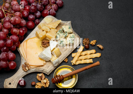 Vari tipi di formaggio - brie, camembert roquefort e il cheddar Foto Stock