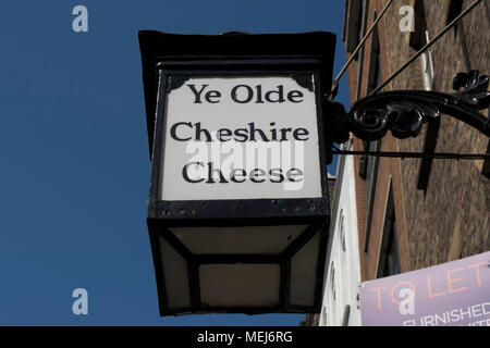 Lampada per firmare il Ye Olde Cheshire Cheese, un pub con collegamenti letterari, ricostruita nel XVII secolo, off Fleet Street nella città di Londra - Inghilterra Foto Stock