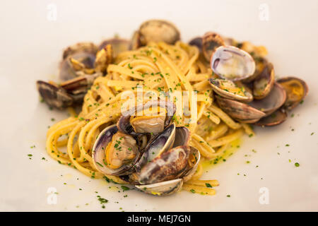 Un piatto di linguine 'allo scoglio' fatta con le vongole Foto Stock