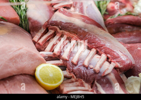 La carne cruda e nervature closeup a Butcher Shop - mercato alimentare Foto Stock