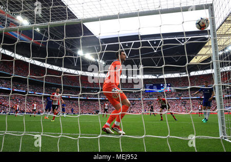 Alvaro Morata di Chelsea (a destra) segna il secondo gol della partita durante la partita semifinale della Emirates fa Cup al Wembley Stadium di Londra. PREMERE ASSOCIAZIONE foto. Data immagine: Domenica 22 aprile 2018. Vedi PA storia CALCIO Chelsea. Il credito fotografico dovrebbe essere: Nick Potts/PA Wire. RESTRIZIONI: Nessun utilizzo con audio, video, dati, elenchi di apparecchi, logo di club/campionato o servizi "live" non autorizzati. L'uso in-match online è limitato a 75 immagini, senza emulazione video. Nessun utilizzo nelle scommesse, nei giochi o nelle pubblicazioni di singoli club/campionati/giocatori. Foto Stock