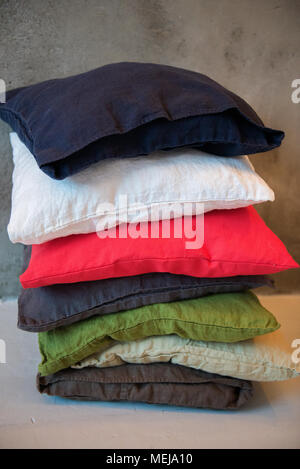 Coloratissimi cuscini decorativi in arredamento moderno Foto Stock
