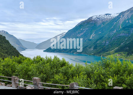 Punto di vista Fjaerlandsfjorden, Norvegia, arresto dopo il tunnel Fjaerland, comune di Sogndal, Sognefjorden, con splendide vedute del fiordo Foto Stock