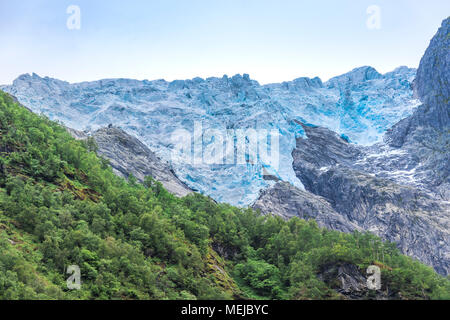 Glacier Supphellebreen, parte di Jostedal National Park, Norvegia, vicino a Fjaerland, enorme blu scintillante ghiaccio del ghiacciaio in un ruvido paesaggio di montagna Foto Stock