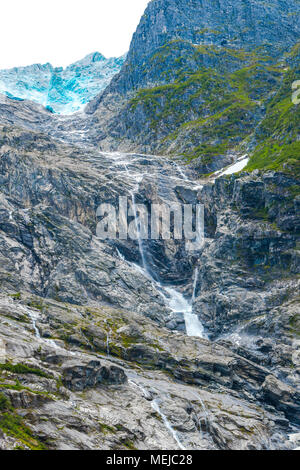 Cascades presso il ghiacciaio Supphellebreen, parte di Jostedal National Park, Norvegia, vicino a Fjaerland, enormi masse di ghiaccio in ruvido paesaggio di montagna Foto Stock