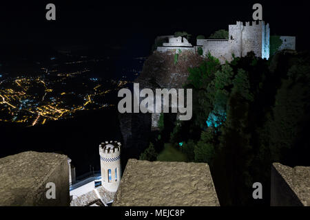 Vista notturna della Venere il castello di Erice, un medievale villaggio siciliano Foto Stock
