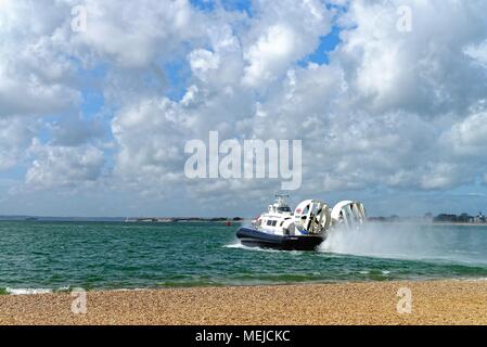 Hovercraft passeggero in partenza dalla spiaggia di Portsmouth Inghilterra Hampshire REGNO UNITO Foto Stock