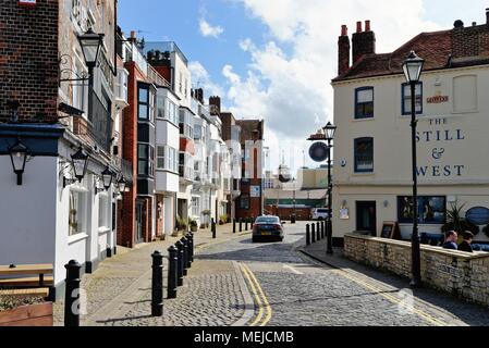 Vasca da bagno Square nella vecchia zona storica del porto di Portsmouth Inghilterra Hampshire REGNO UNITO Foto Stock