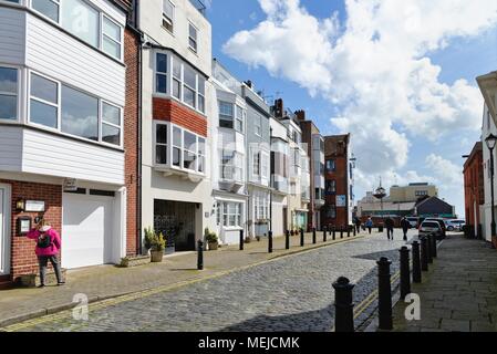 Vasca da bagno Square nella vecchia zona storica del porto di Portsmouth Inghilterra Hampshire REGNO UNITO Foto Stock