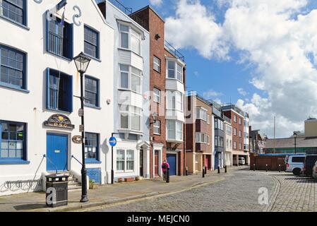 Vasca da bagno Square nella vecchia zona storica del porto di Portsmouth Inghilterra Hampshire REGNO UNITO Foto Stock