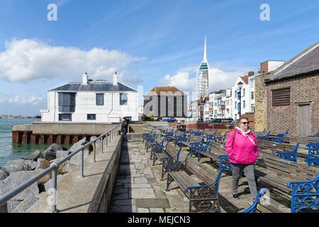 Lungomare nel vecchio porto storico di Portsmouth Inghilterra Hampshire REGNO UNITO Foto Stock