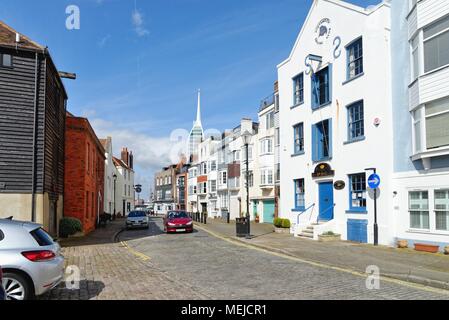 Vasca da bagno Square nella vecchia zona storica del porto di Portsmouth Inghilterra Hampshire REGNO UNITO Foto Stock