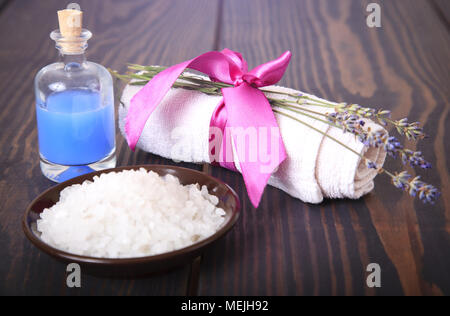 La lavanda, sale su una tavola di legno, igiene articoli per il bagno e spa. Foto Stock